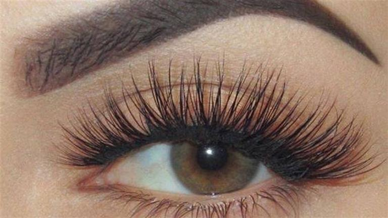 وصفات طبيعية لإطالة رموشكِ وتكثيفها